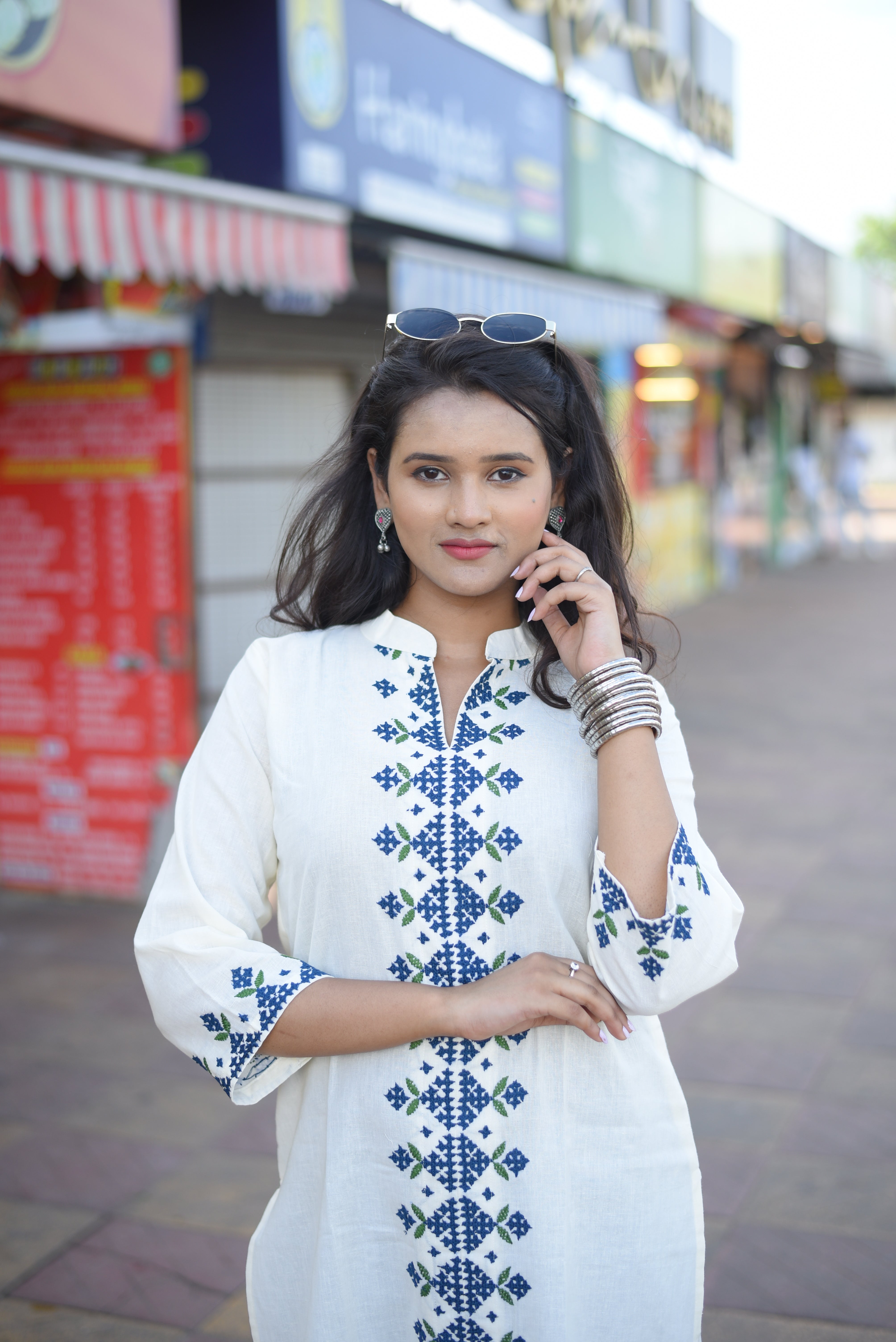 Off White Kutch Hand Embroidered Kurta